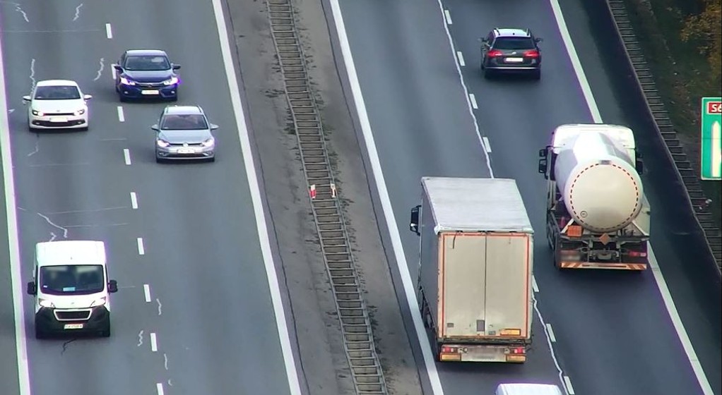 Dron patroluje autostradę