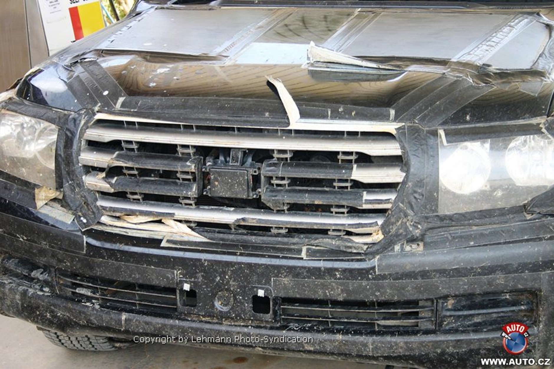 Zdjęcia szpiegowskie: Toyota Land Cruiser 200 zaprezentuje się jesienią