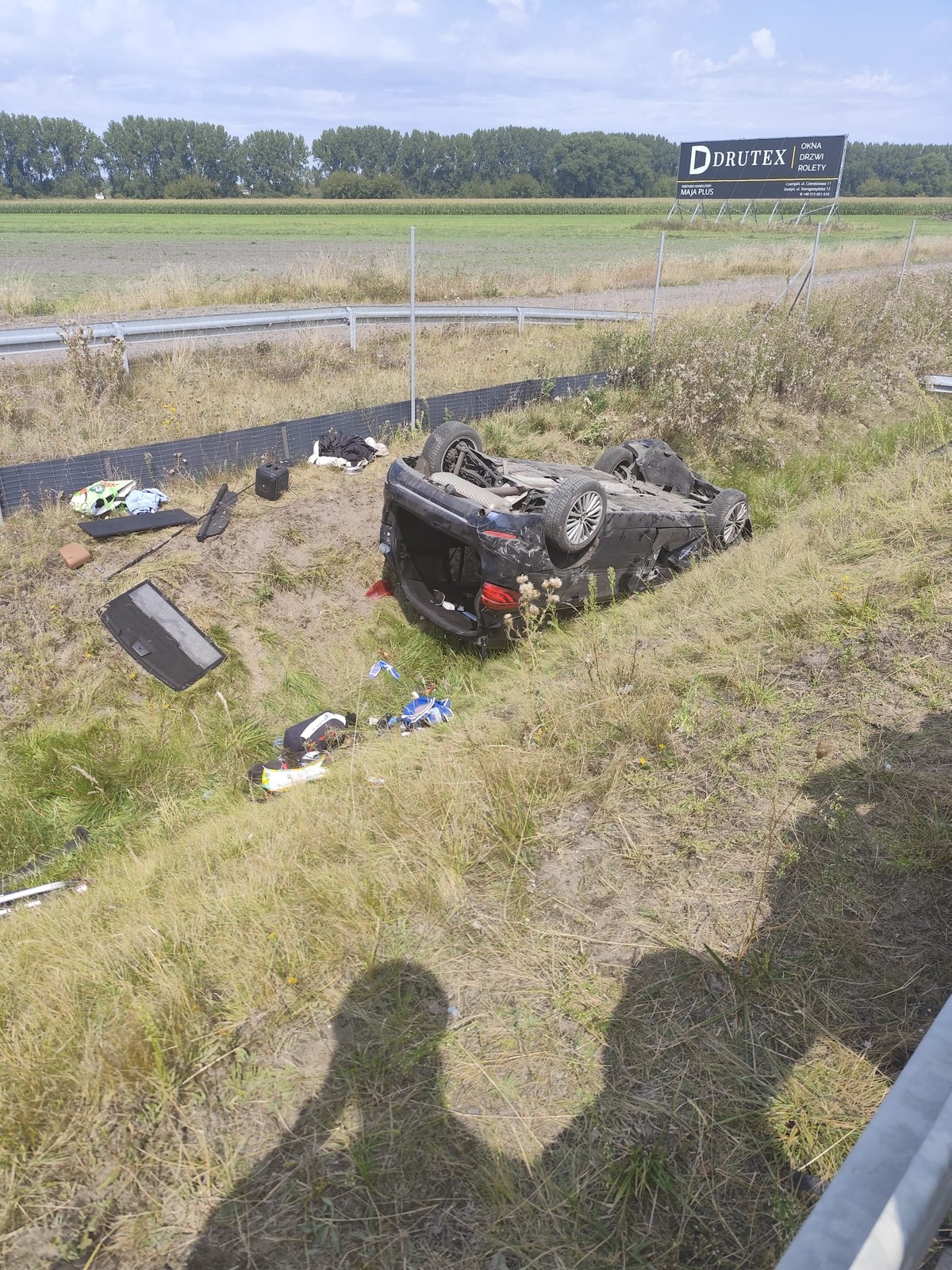 Kierowca BMW stracił panowanie nad samochodem i wpadł do rowu na drodze S5