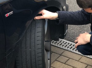 Jechał na oponie z 13 bąblami! Nie lekceważ uszkodzeń opon