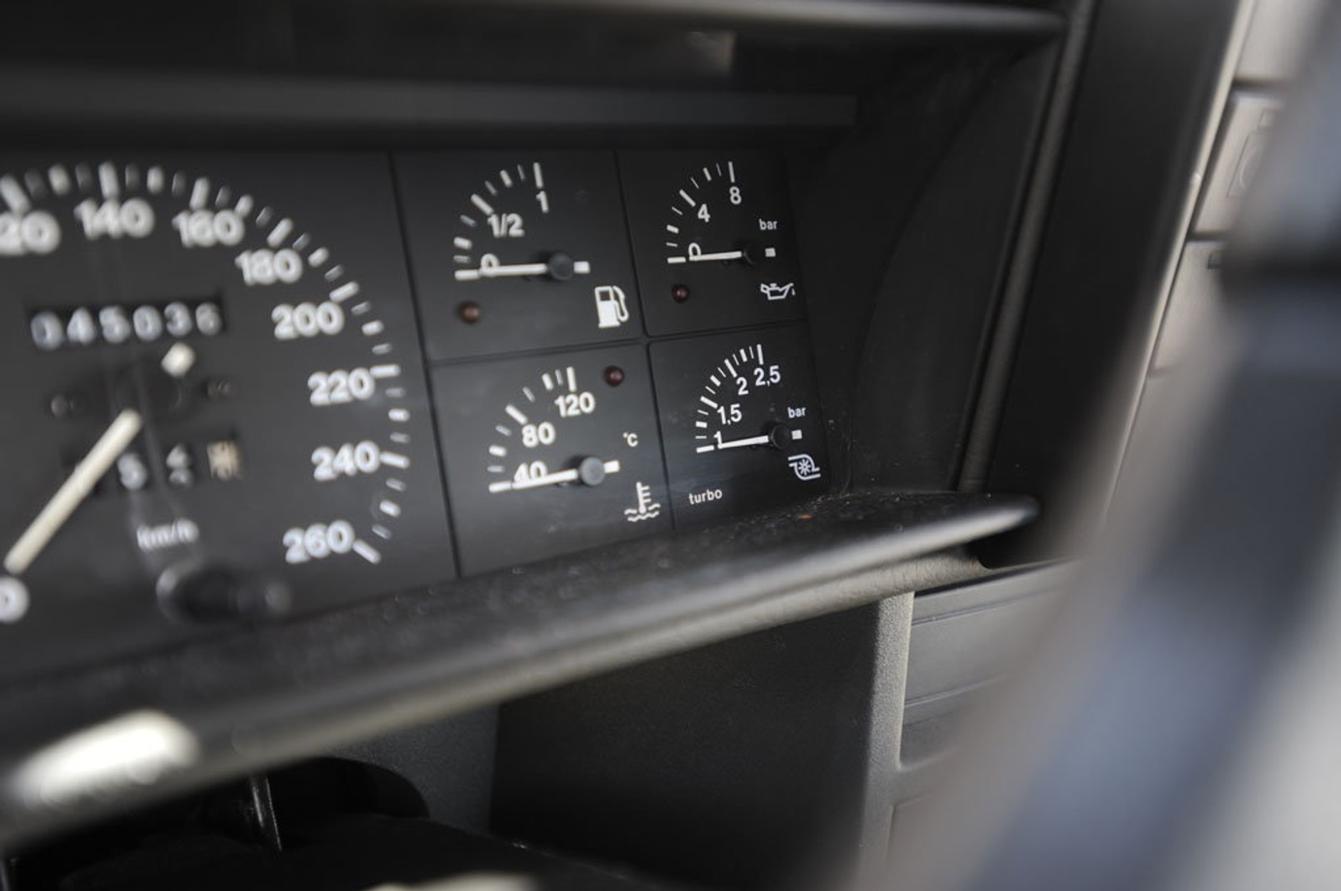 Alfa Romeo 75 - Jubileuszowy model z turbodopingiem