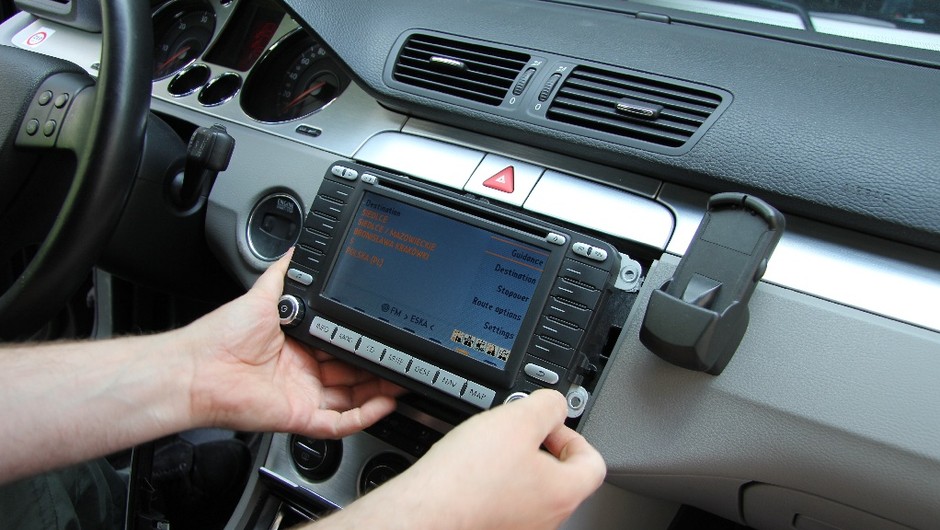 Fabryczne radio RNS-MFD do wymiany. W jego miejsce Kenwood DNX520VBT. 