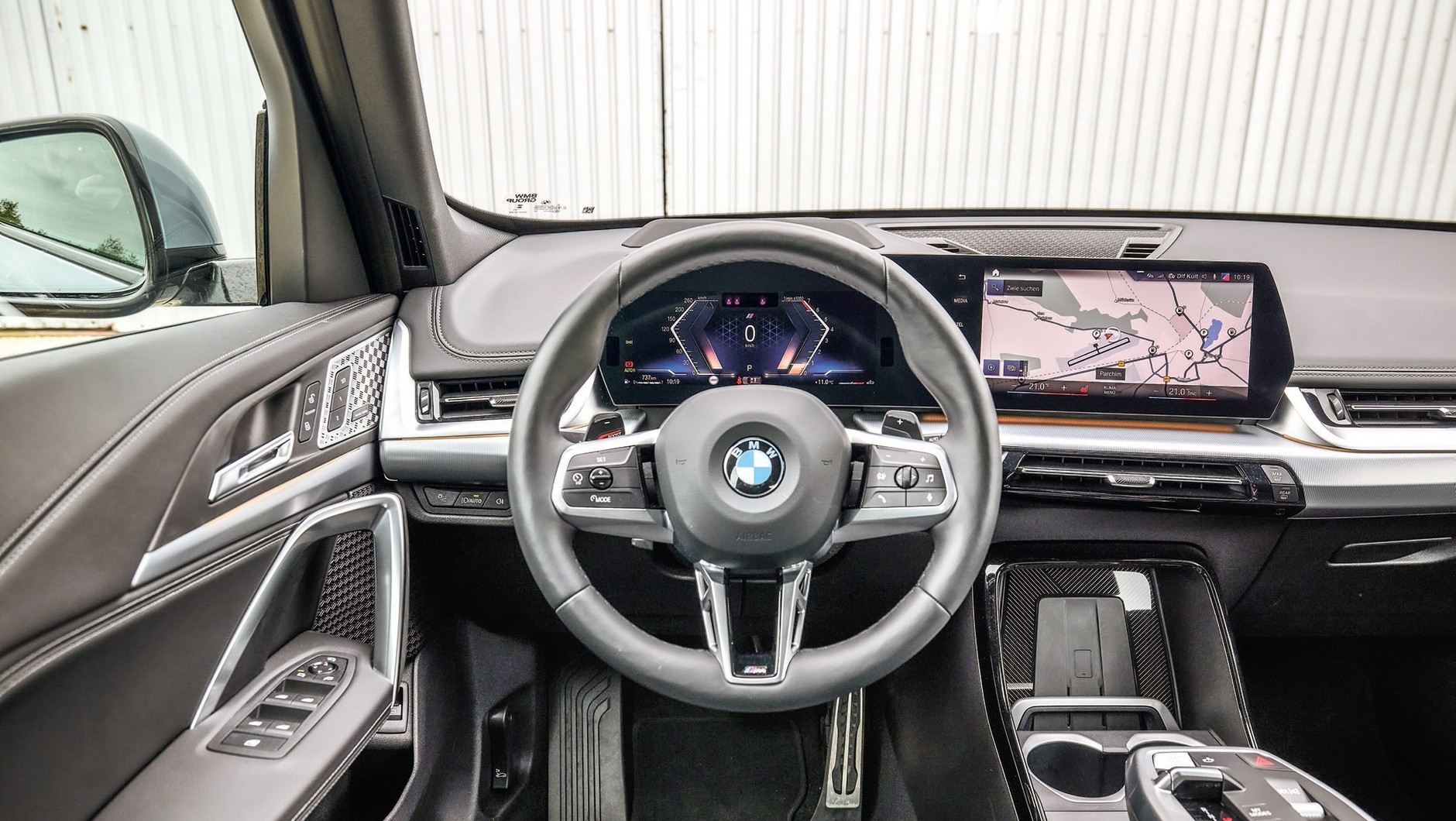 BMW X1 (III, 2022) - efektowny kokpit okazuje się dyskusyjny ergonomicznie (nieintuicyjne zegary, zagmatwane menu dotykowe).