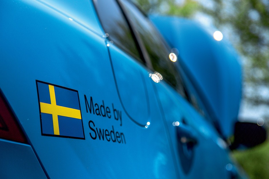 Volvo S60 Polestar vs Volvo FH 540 Performance Edition