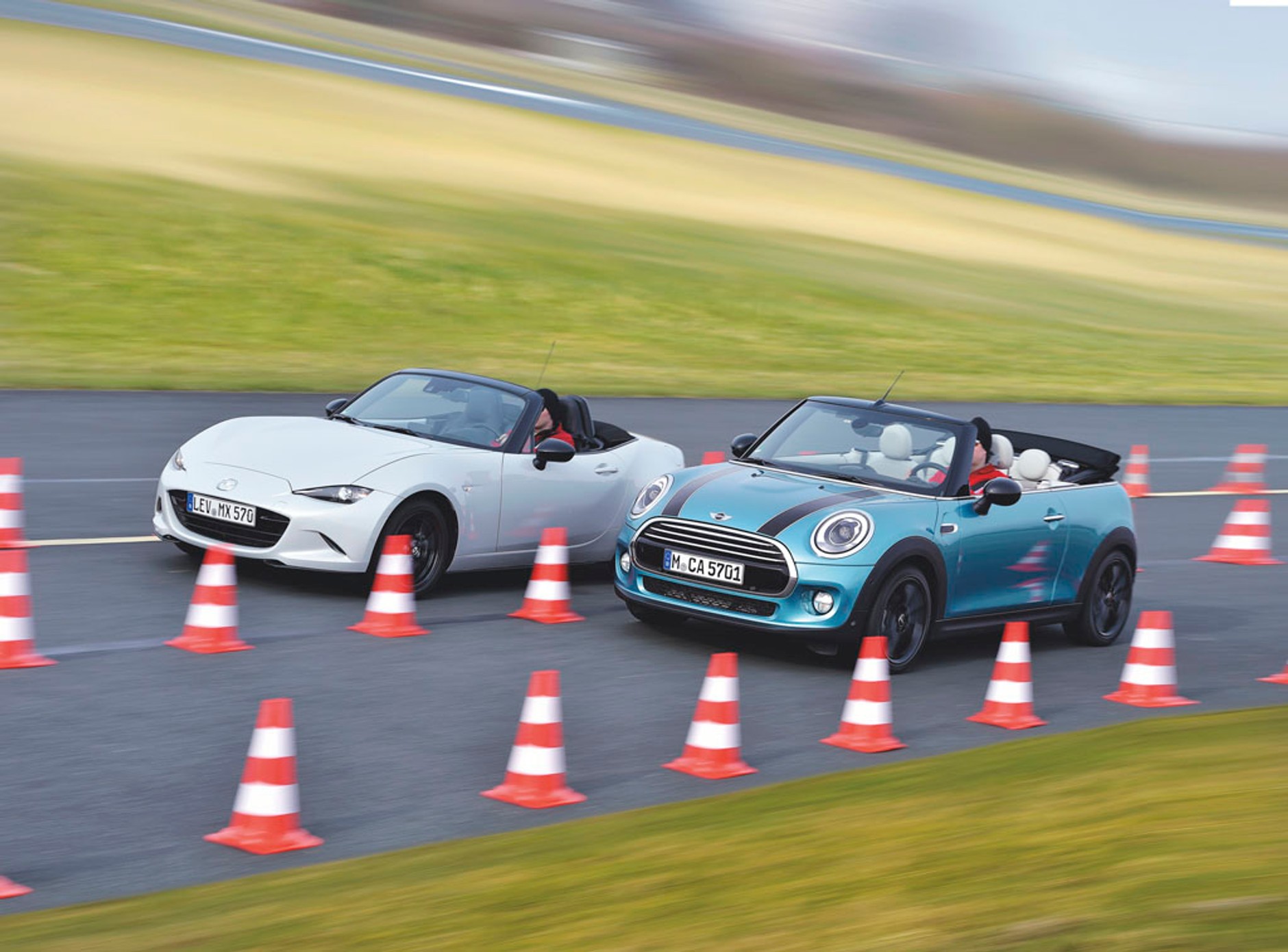 Mini Cooper Cabrio kontra Mazda MX-5 - kabriolety pełne radości