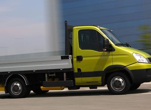 Wichury w Polsce. Wiatr powalił Iveco na trasie S3 [Nagranie]