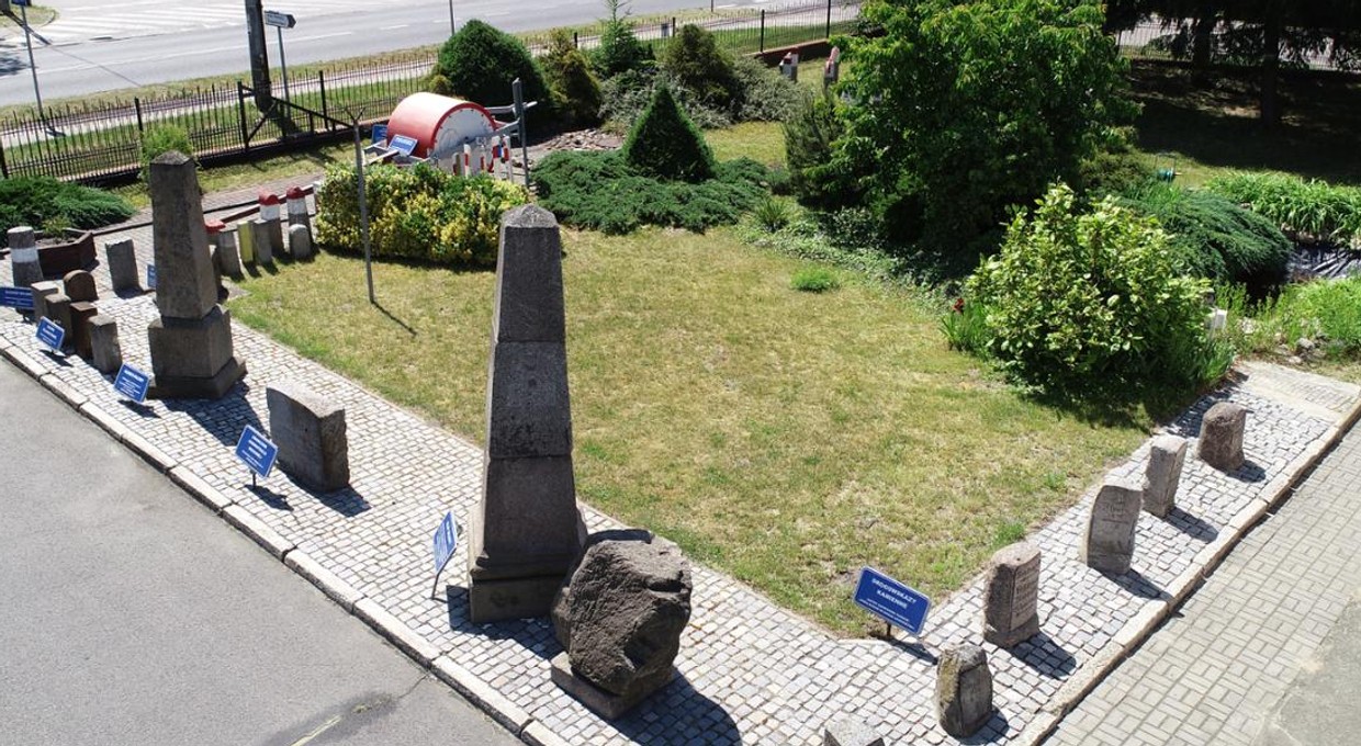 Walec konny, zbiór kamieni milowych, drogowskazy kamienne — drogowcy stworzyli wyjątkowe miejsce