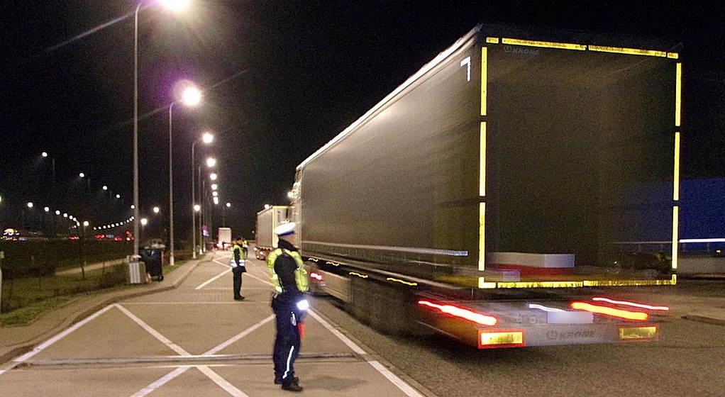 Wspólne działania policjantów toruńskiej „drogówki" z mundurowymi WITD na autostradzie A-1