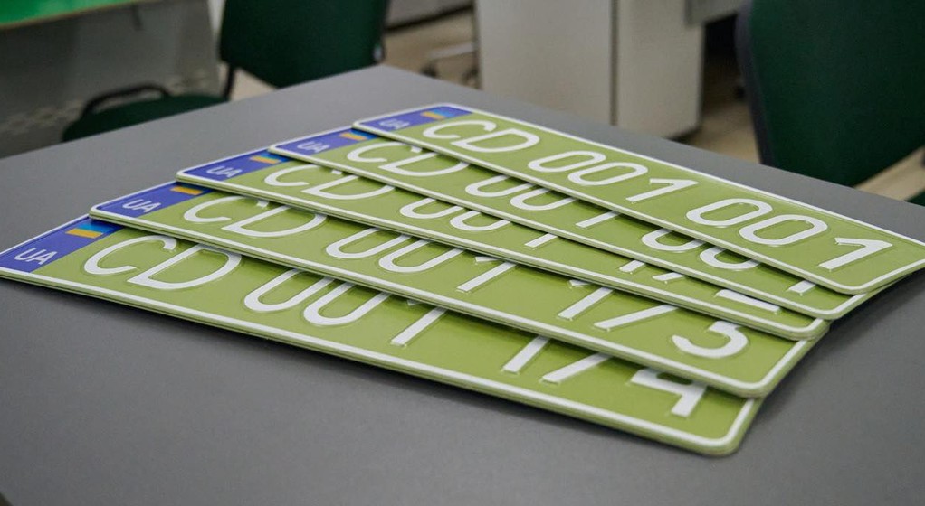 Oliwkowe tablice rejestracyjne w Ukrainie