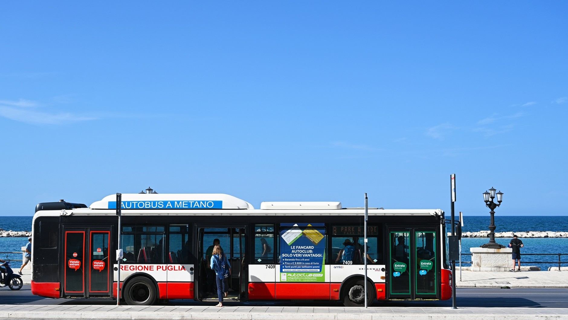 Autobus miejski na przystanku w Bari we Włoszech