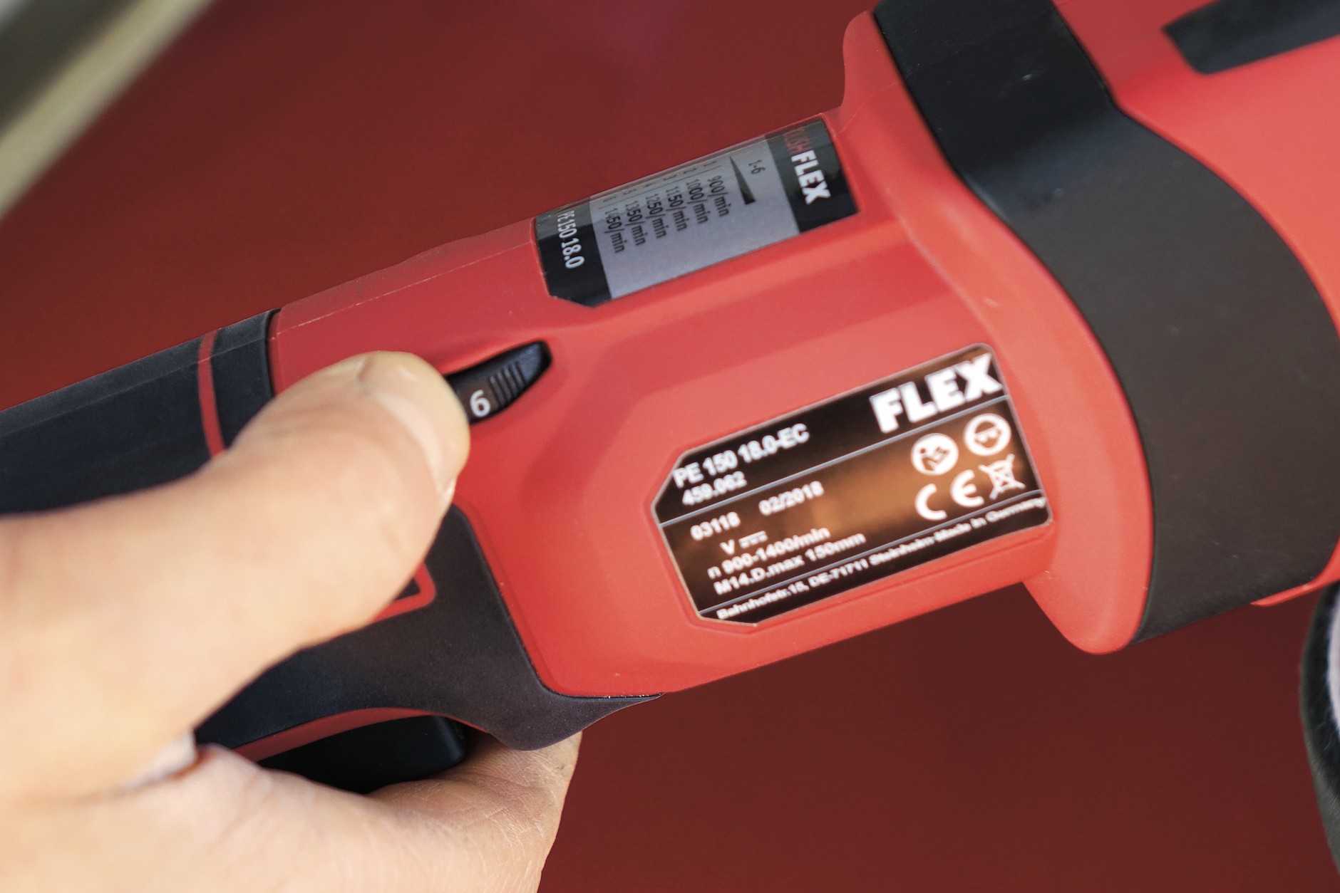 W pierwszym etapie polerowania ustawiamy maszynę na niskie obroty – wysokie obroty, ostra pasta i duży nacisk to przepis na przypalenie lakieru!