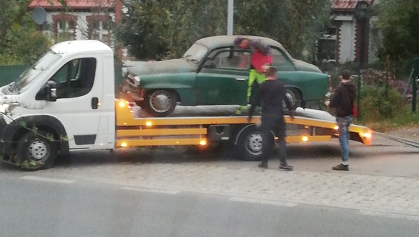 Załadowali na lawetę i zabrali jak swoją. Policja szuka złodziei zabytkowej Octavii
