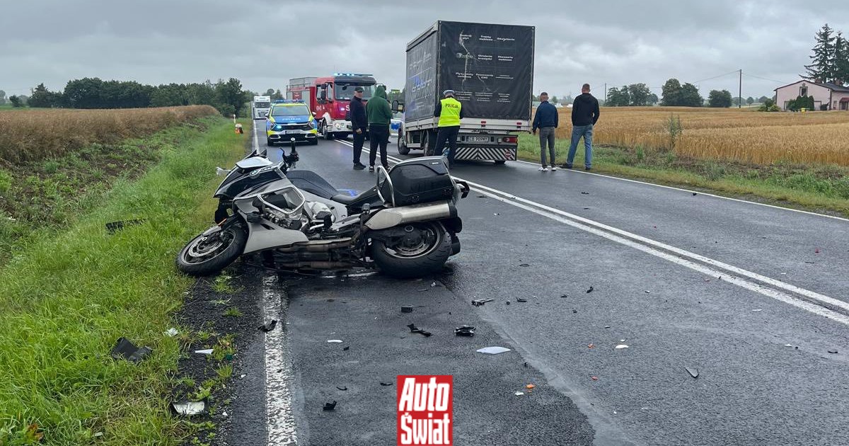 Motocykliści najechali na samochód, który zatrzymał się przed przystankiem
