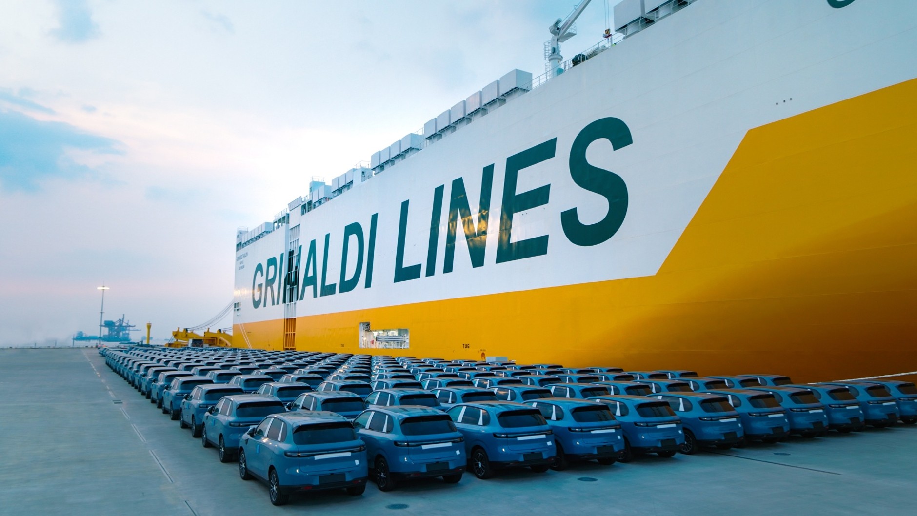 Chińskie auta Leapmotor B10 podczas załadunku na statek płynący do Europy