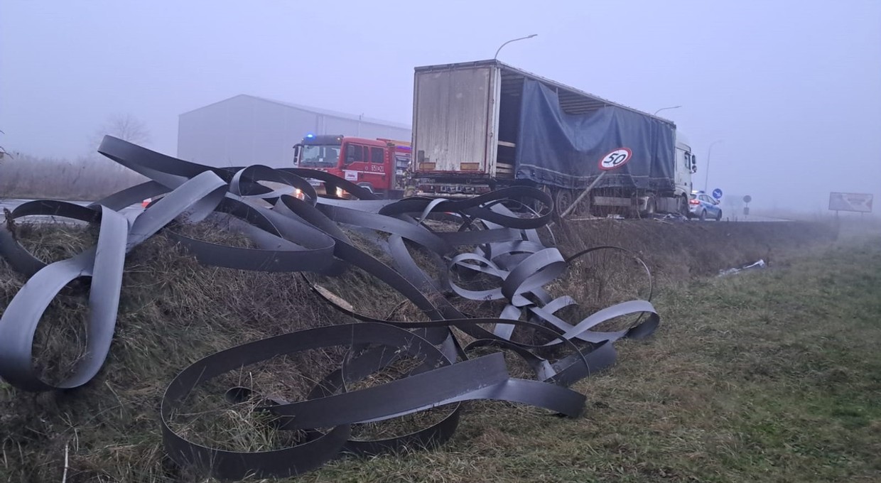 Z naczepy tira wypadły potężne rolki. Blacha rozwinęła się na drogę