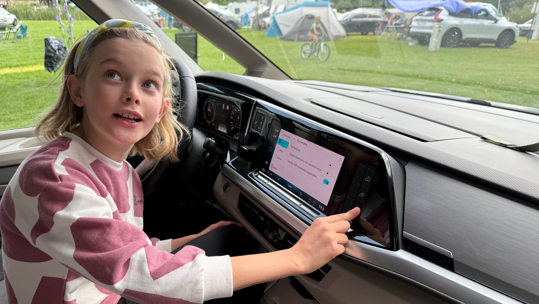 Volkswagen California Ocean 2025 – dach składa się elektrycznie, trwa to chwilę