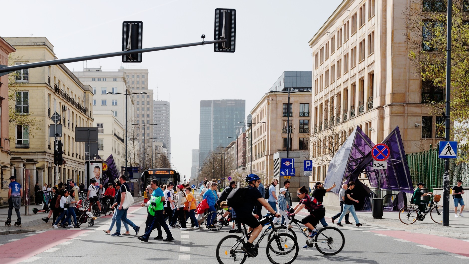 Rowerzyści nagminnie zapominają o tym przepisie. Chodzi o przejazd przez przejścia dla pieszych (zdjęcie poglądowe)