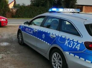 Kobiety rzuciły się na maskę audi. Kierowca i tak ruszył z impetem