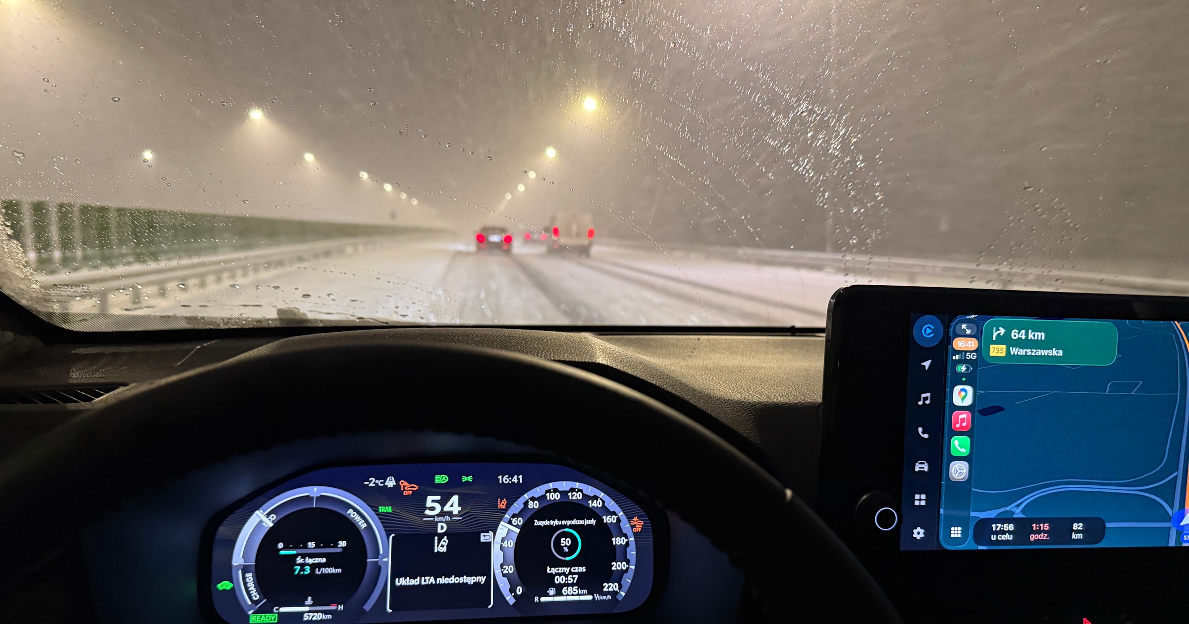 W zimowych warunkach większość systemów asystujących w nowych samochodach odmawia posłuszeństwa