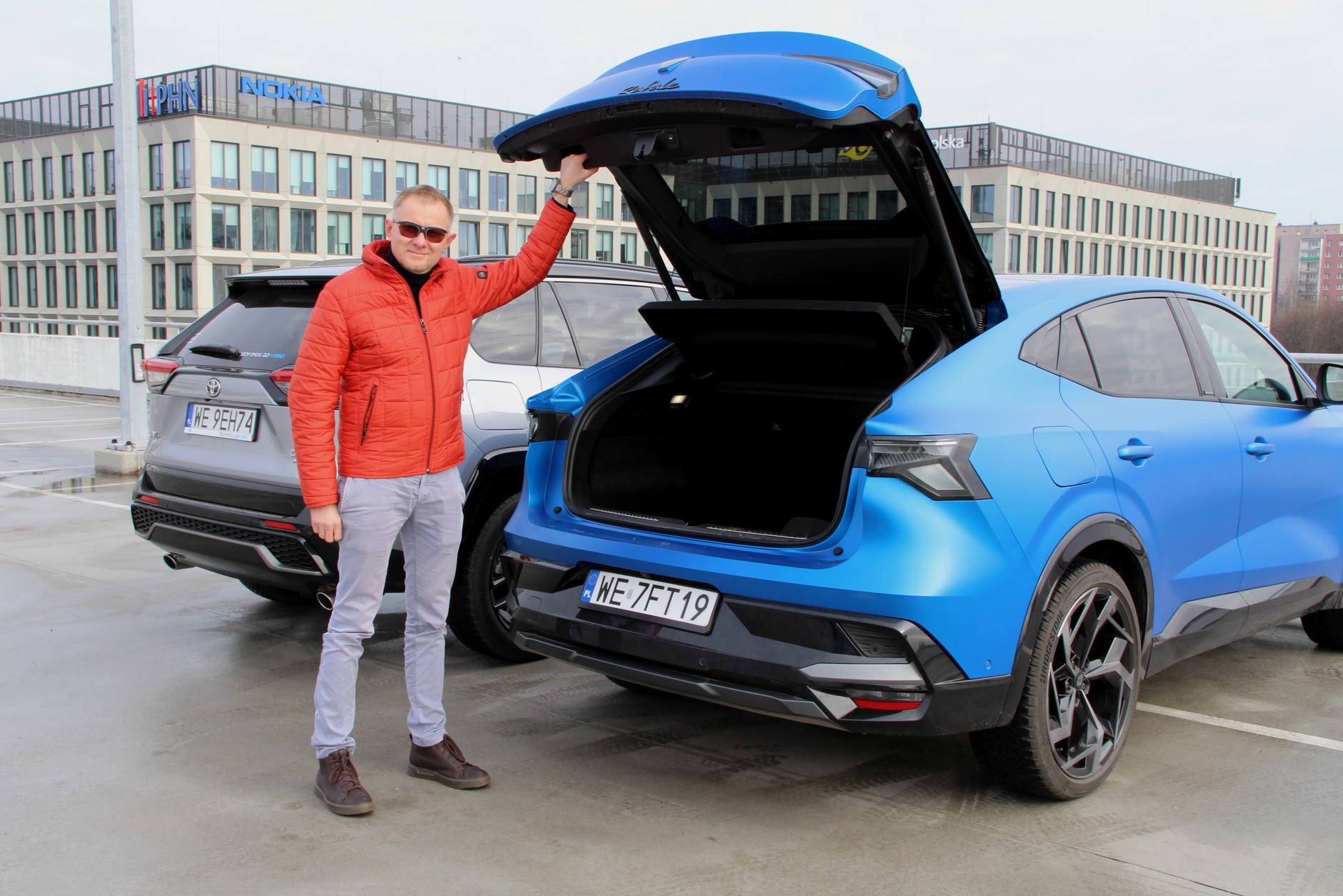 Renault Rafale E-Tech 300 kontra Toyota RAV4 Plug-In Hybrid: w obu autach klapa bagażnika otwiera się wysoko – trzeba uważać w niskim garażu