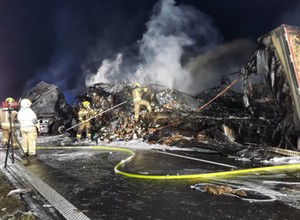 Na autostradzie A1 spłonęły dwie ciężarówki. Trzy osoby zostały ranne [ZDJĘCIA]
