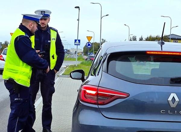 Czy podczas kontroli policjant może cię wylegitymować i od razu wlepić za to mandat 500 zł i 12 punktów? Wyjaśniamy