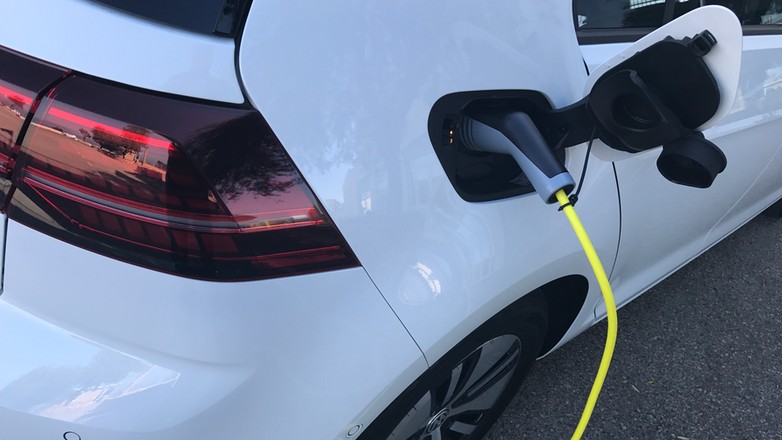 VW e-Golf. Gniazdo ładowania pod tylną klapką