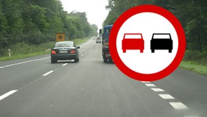 Traktor jedzie krajówką, a jest podwójna ciągła. Można wyprzedzać?