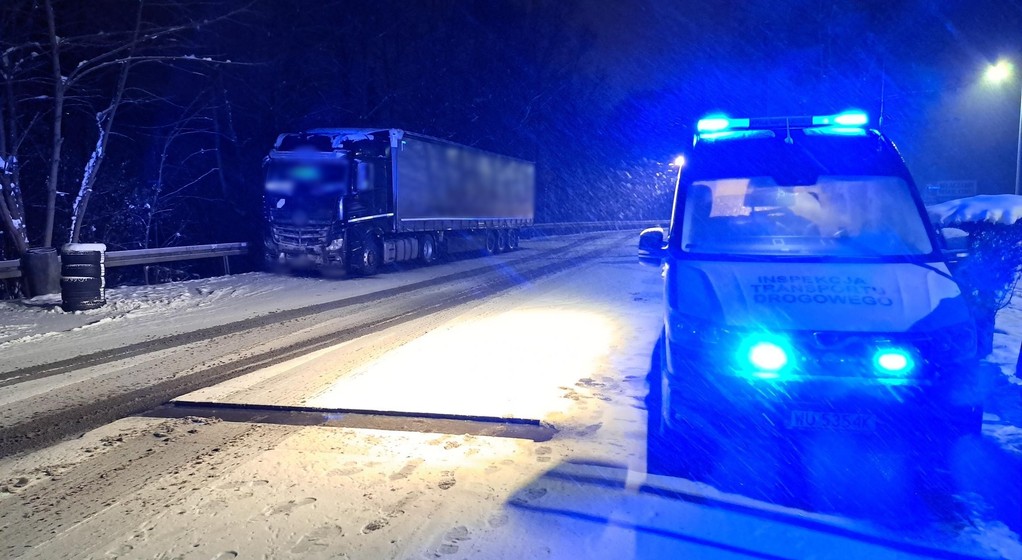 Zima zaskoczyła kierowcę, więc on zaskoczył inspektorów ITD