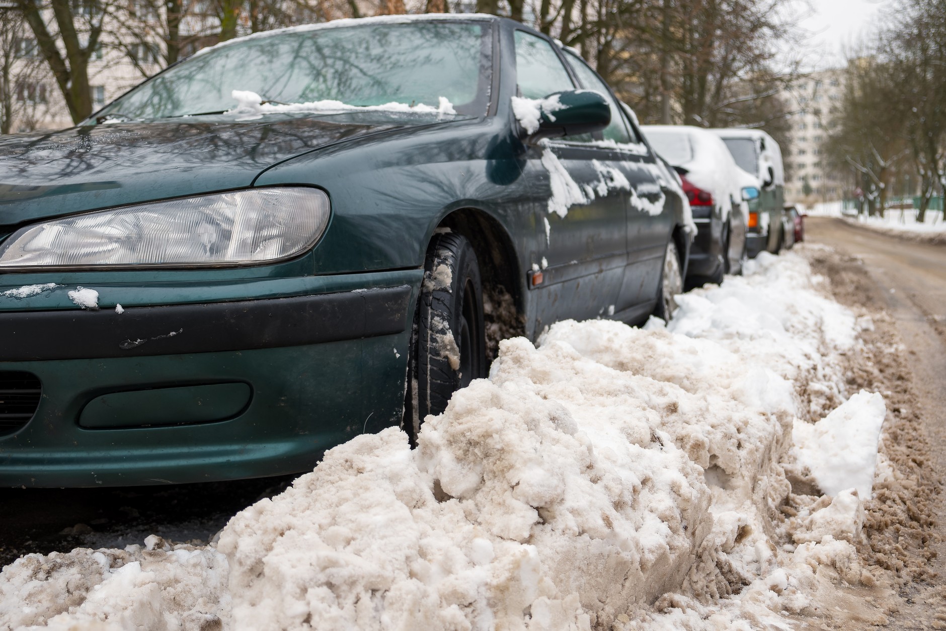 Samochód zaparkowany zimą wzdłuż ulicy – jak stąd wyjechać?