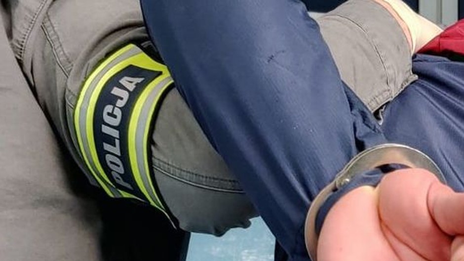 Bełchatów. Policja odzyskała skradzione Kangoo i sporą sumę. Złodziej w ramach przeprosin "kupił nawet wino"