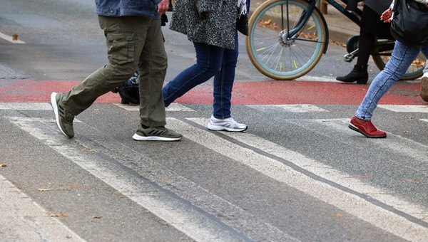 Pieszy wciąż jest na przejściu, a ty chcesz ruszyć. Można? Niewiedza to ogromny mandat