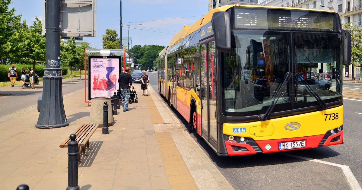 Czy można omijać autobusy stojące w zatoczce autobusowej? Sprawa nie jest jednoznaczna