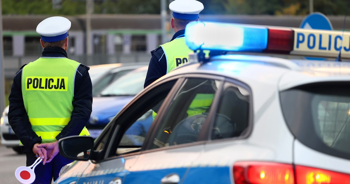  Policjanci zaglądają przez szyby i wystawiają mandaty. Kierowcy nawet o tym nie wiedzą