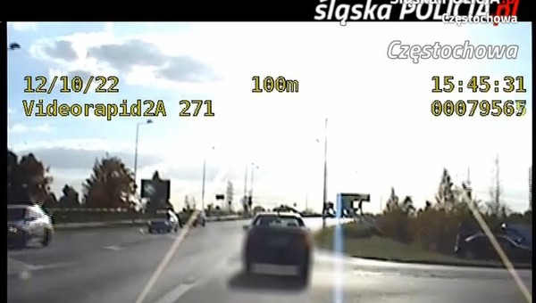 Nie reagował na sygnały policji. Radiowóz musiał zajechać mu drogę [WIDEO]