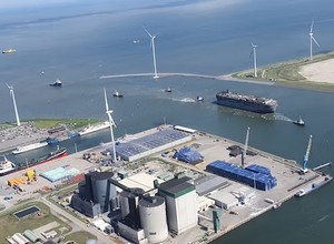 Sukces ratowników: spalony samochodowiec Fremantle Highway dopłynął do portu w Eemshaven