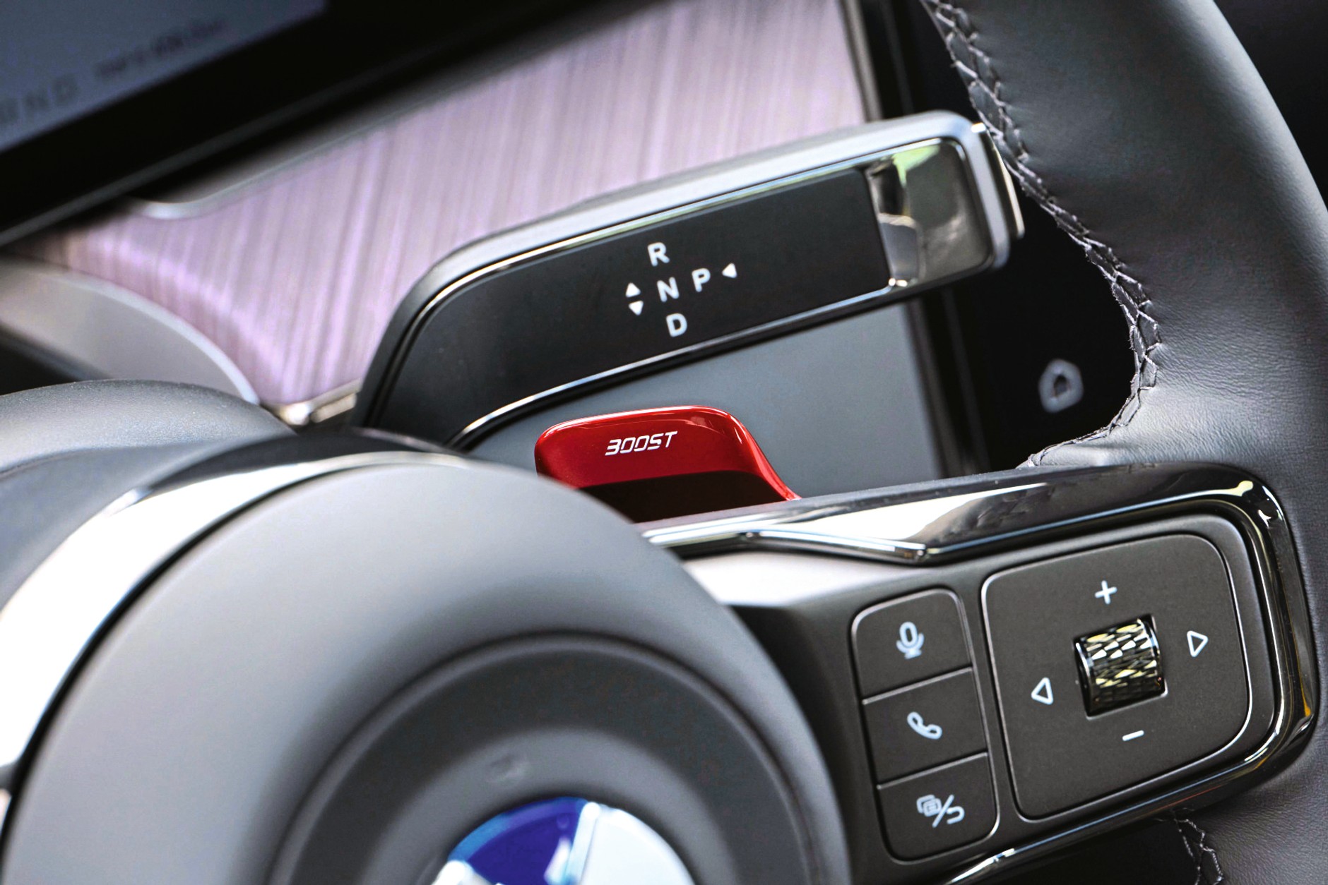 Denza Z9GT EV: niewielka łopatka, olbrzymi efekt. W trybie Boost Denza wbija w fotele bardziej niż zwykle.