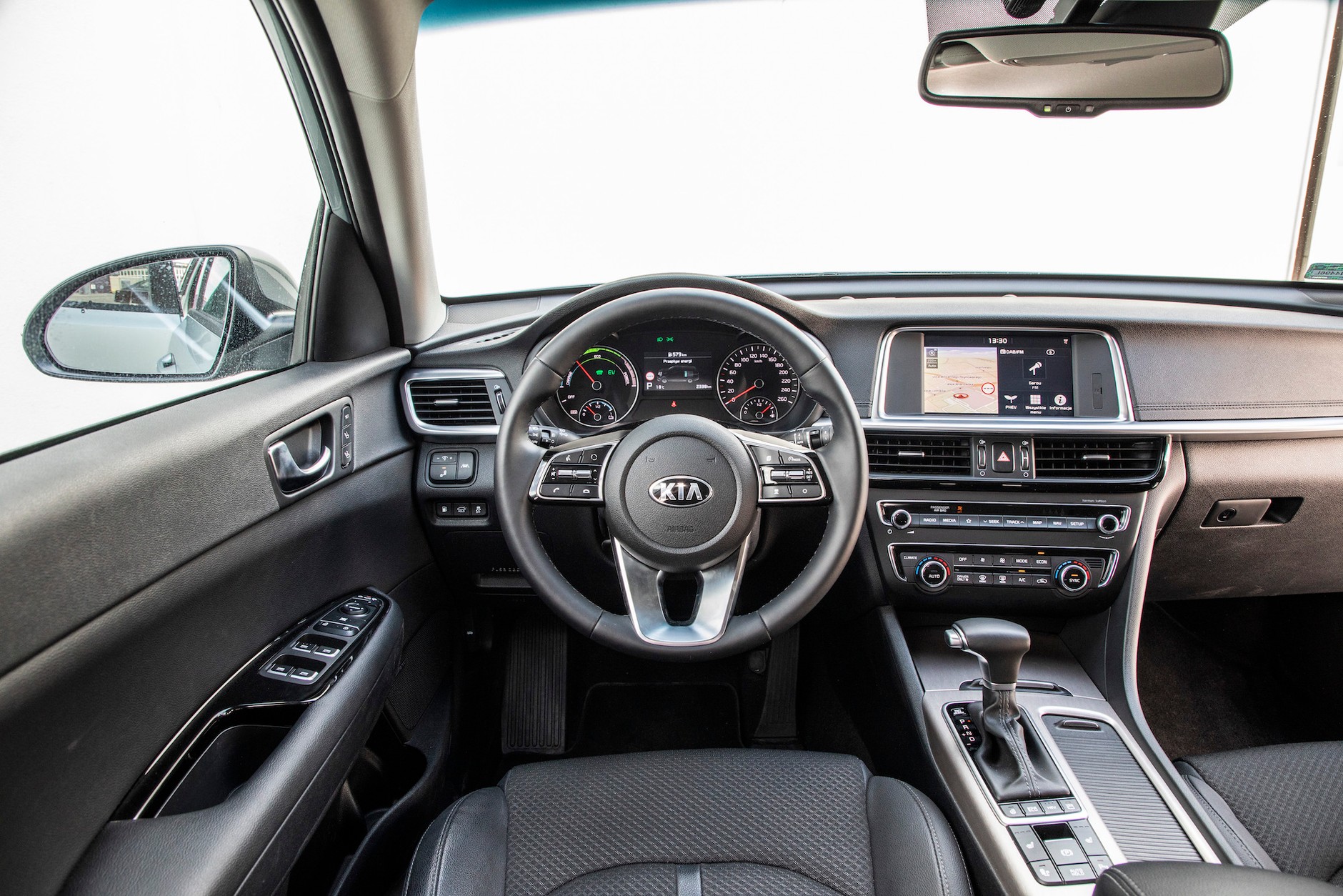 Kia Optima PLug-in Hybrid: wykończenie jest przyzwoite, choć materiały nieco surowe. Mogą się kojarzyć z taką niezłą... taksówką