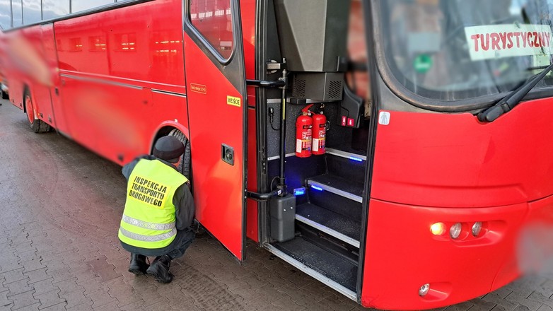 Inspektorzy ITD: Przedszkolaki miały pojechać niesprawnym autokarem