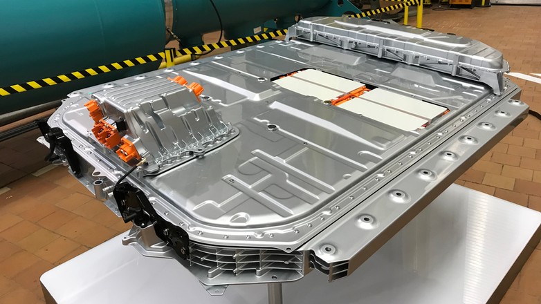 Audi e-tron - moduł z bateriami waży 700 kg. Jest przykręcony do nadwozia
