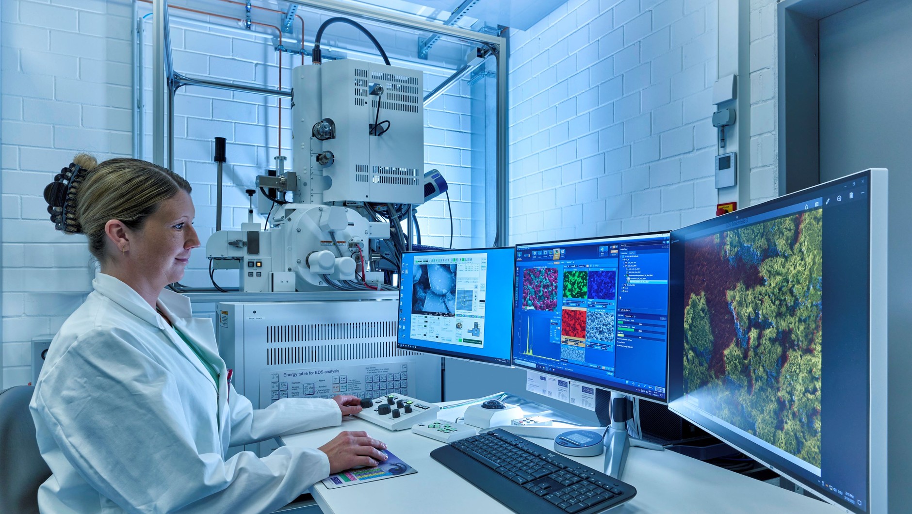 Mikroskop elektronowy w gigafabryce VW w Salzgitter. Skanuje się w nim ogniwa nawet w milionowym powiększeniu
