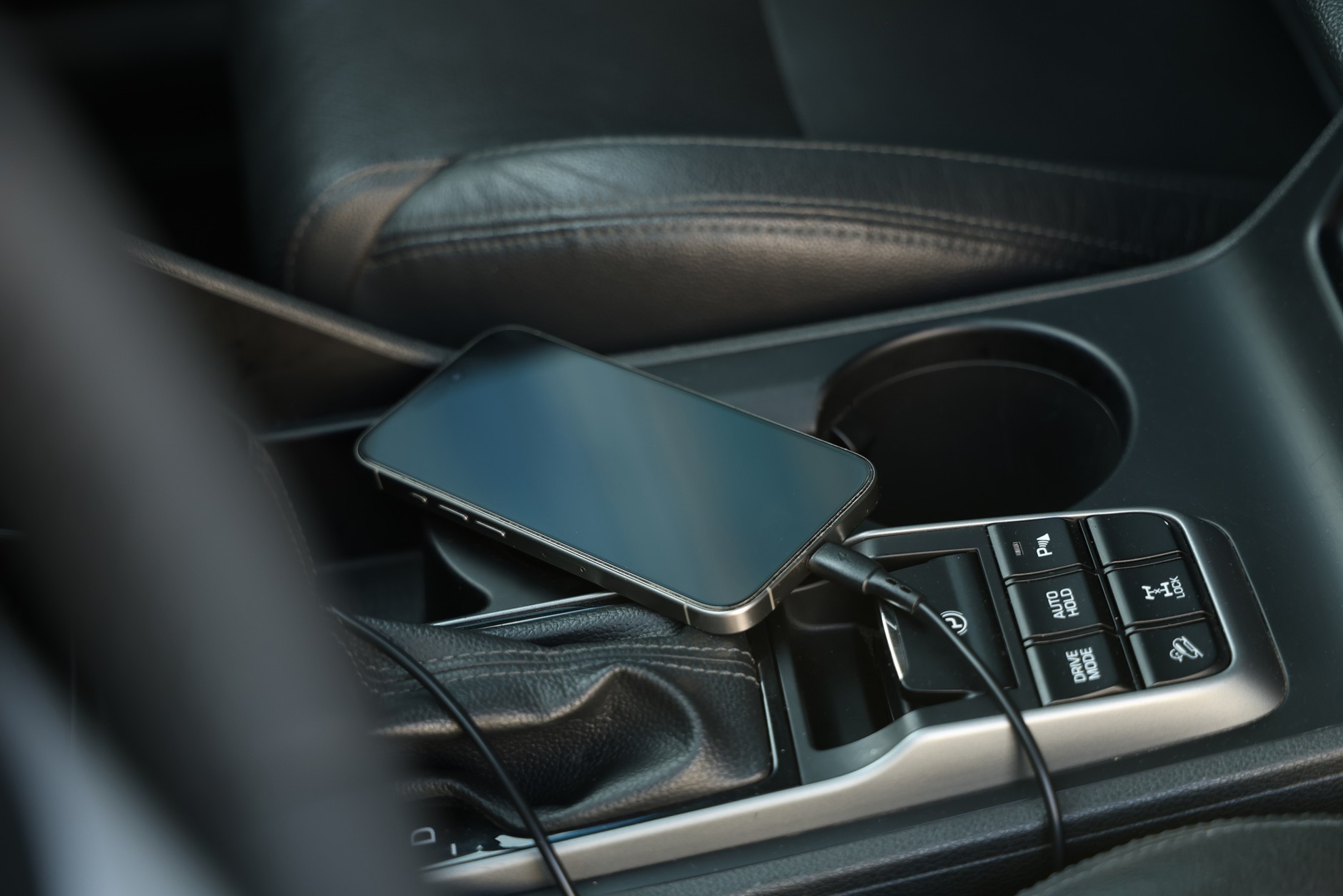 Telefon leżący luzem w samochodzie to złe rozwiązanie, bo podczas jazdy prawie na pewno gdzieś poleci, a my będziemy próbować go wyciągnąć