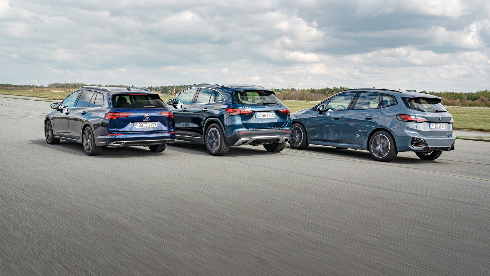 BMW 2 Active Tourer, Mercedes GLA, Volkswagen Golf Variant - porównanie