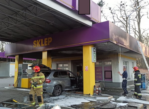 SUV staranował stację benzynową w Tarnowie. Doszło do pożaru