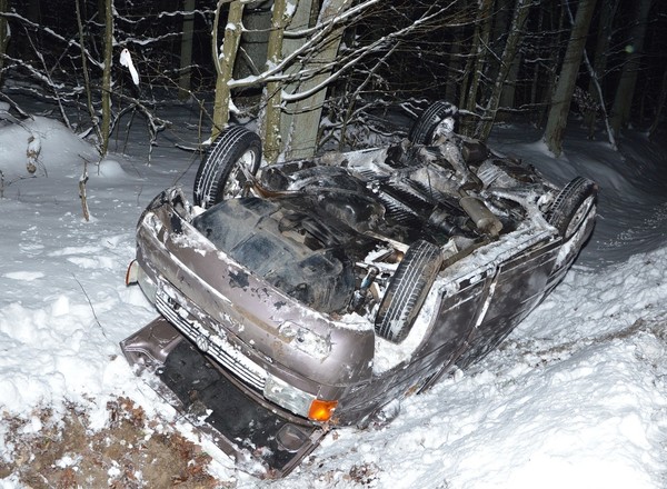 Transporter wylądował na dachu. Kierowca "chyba przesadził" z prędkością