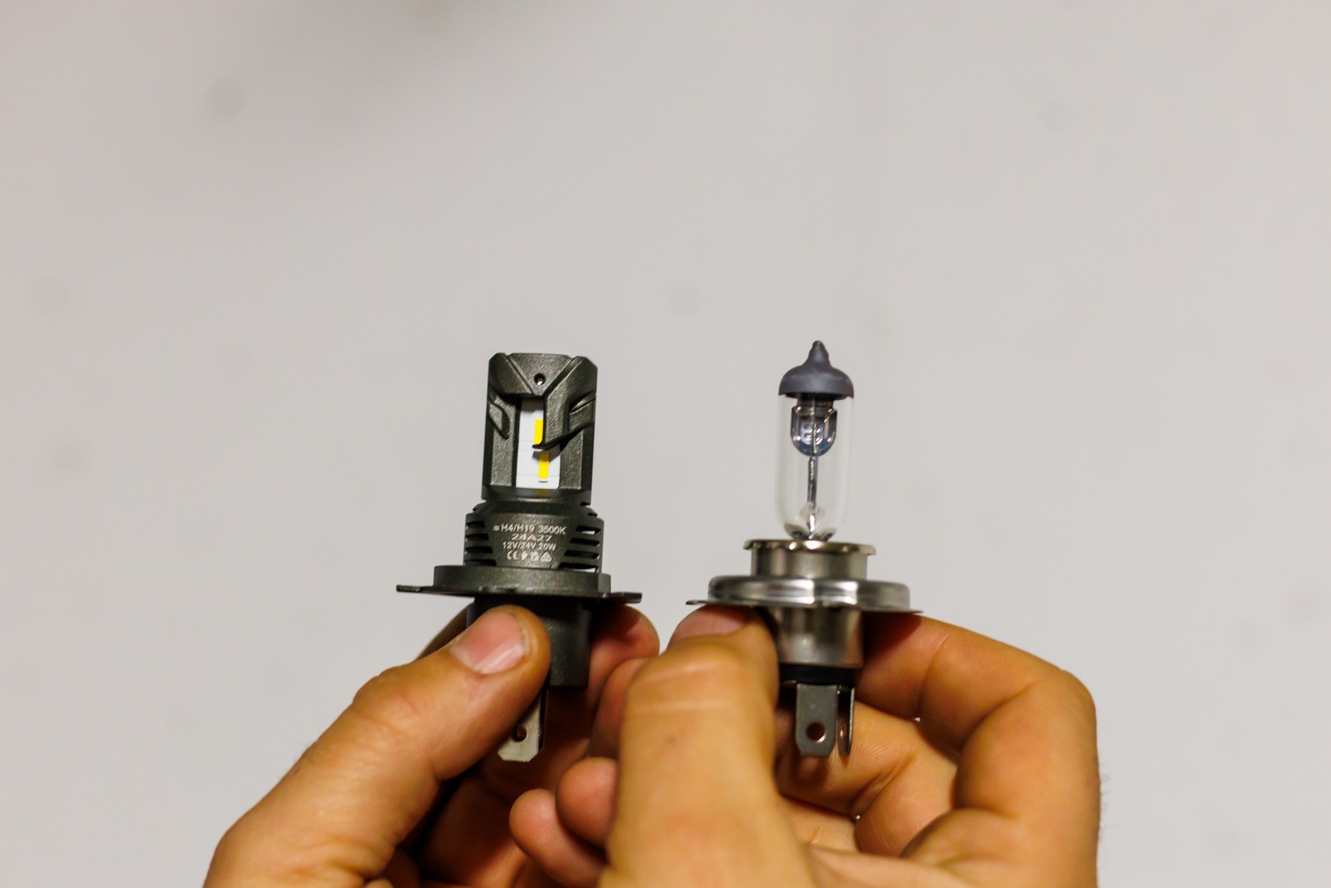 Żarówka LED (po lewej) i żarówka halogenowa H4