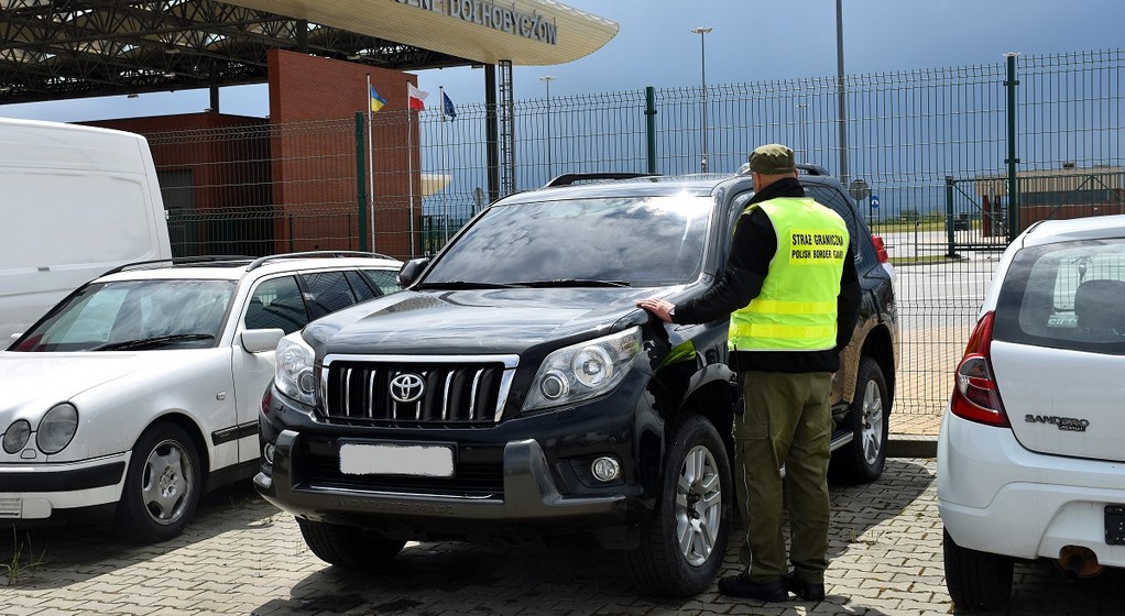 Funkcjonariusz Straży Granicznej i odzyskana Toyota Land Cruiser
