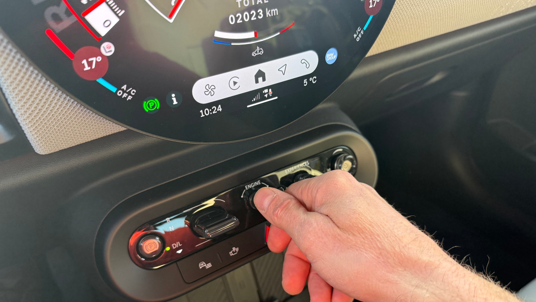 Mini Cooper S: silnik włącza się kluczem-pokrętłem na środku deski rozdzielczej