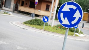 Kierowca w Radomiu wjechał na rondo pod prąd. Nie on jedyny... [Wideo]