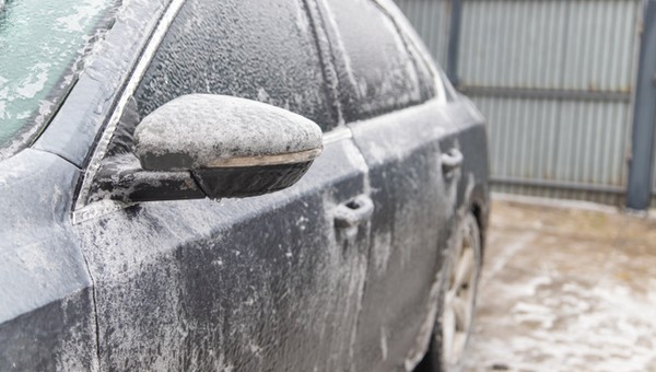 Tak będą wyglądały szyby aut w najbliższych dniach. W ten sposób sobie z tym poradzisz